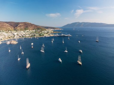 Türkiye 'deki Bodrum Limanı' nın havadan görüntüsü. Liman şehri manzaralı dağların arka planında görülebilir. Bodrum, Türk Rivierası 'nda popüler bir turizm beldesi.