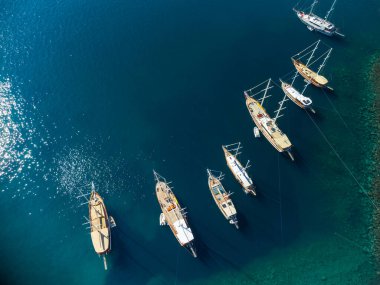 Türkiye 'nin Bodrum Limanı' ndaki yatların hava görüntüsü. Bodrum, Türk Rivierası 'nda popüler bir turizm beldesi.