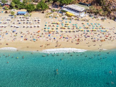 Türkiye 'nin Alanya kentindeki Kleopatra Plajı' nın hava manzarası. Kıyı kenti Türkiye 'de popüler bir turizm beldesi.