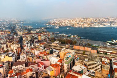 İstanbul, Türkiye 'deki Haliç' in muhteşem hava manzarası. İnsansız hava aracı şehrin üzerinde uçuyor. İnanılmaz bir şehir manzarası. İstanbul dünyada popüler bir turizm beldesi.