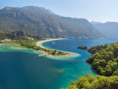 Oludeniz, Türkiye 'deki Mavi Göl' ün havadan görünüşü. Mavi Göl, Türkiye 'de ulusal bir doğa rezervi ve popüler bir turizm merkezi..