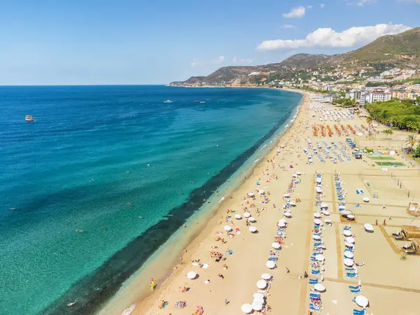 Türkiye 'nin Alanya kentindeki Kleopatra Plajı' nın hava manzarası. Kıyı kenti Türkiye 'de popüler bir turizm beldesi.