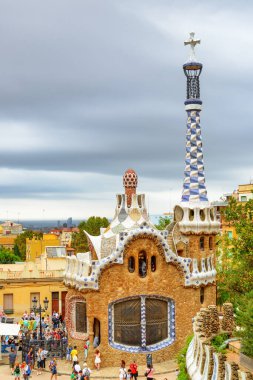 Barselona, İspanya - 22 Ağustos 2014: Park Guell 'in girişindeki muhteşem bina. Park Antoni Gaudi tarafından tasarlandı. Barselona Avrupa 'nın popüler bir turizm beldesidir..