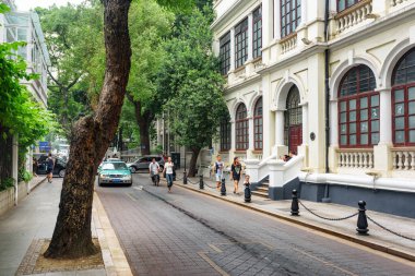 Guangzhou, Çin - 7 Kasım 2015: Shamian Adası 'ndaki koloni mimari manzaralı binalar. Guangzhou Asya 'nın popüler bir turizm merkezidir..