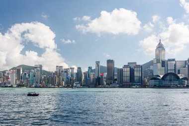 Hong Kong - 8 Kasım 2015: Victoria Limanı boyunca Hong Kong Adası ufuk çizgisi. İnanılmaz bir şehir manzarası. Hong Kong Asya 'nın popüler bir turistik beldesidir..