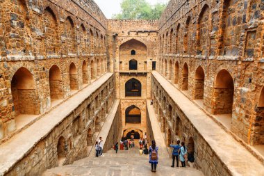 Delhi, Hindistan - 5 Kasım 2018: Agrasen ki Baoli rezervuarının muhteşem manzarası. Kadim adım Güney Asya 'nın popüler bir turistik cazibesidir. Kemerli oyukları olan muhteşem bir tarihi anıt..