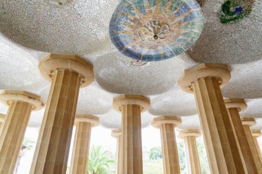 İspanya 'nın Barcelona kentindeki Park Guell' de muhteşem bir hiposyle salonu (Sala Hipostila). Park Antoni Gaudi tarafından tasarlandı. Barselona Avrupa 'nın popüler bir turizm beldesidir..