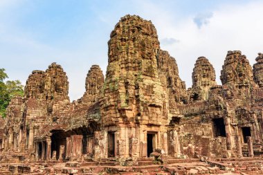 Angkor Thom 'daki antik Bayon tapınağının gizemli kalıntıları. Muhteşem Angkor Thom Siem Reap, Kamboçya 'daki yağmur ormanlarının arasına yerleşmiş. Enigmatic Angkor Thom popüler bir turistik ilgi odağı..