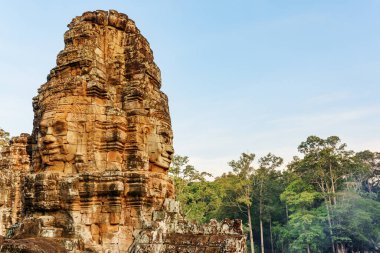 Antik Bayon Tapınağı 'nın dev taş yüzü. Angkor Thom, Siem Reap, Kamboçya 'daki Bayon tapınağı. Angkor Thom popüler bir turistik merkezdir..