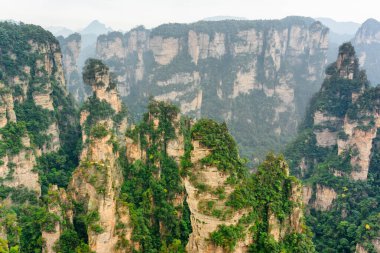 Çin 'in Hunan Eyaleti' ndeki Zhangjiajie Ulusal Orman Parkı 'ndaki Tianzi Dağları' nın (Avatar Dağları) doğal kuvars sütunlarının muhteşem manzarası. Muhteşem bir manzara..