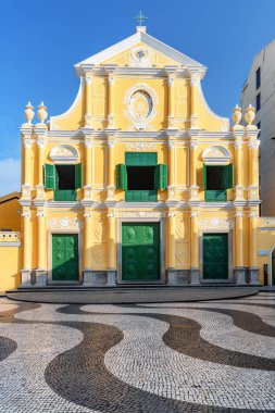 Güneşli bir günde Macao Tarihi Merkezi 'ndeki Aziz Dominic Kilisesi' nin muhteşem manzarası. Macau, Asya 'nın popüler bir turizm beldesi ve dünyanın önde gelen kumarhane pazarıdır..