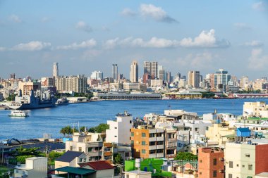 Kaohsiung, Tayvan 'ın muhteşem hava manzarası. Güneşli bir günde inanılmaz bir şehir manzarası. Kaohsiung silueti. Tayvan Asya 'nın popüler bir turistik beldesidir..