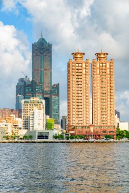 Muhteşem Kaohsiung silueti, Tayvan. Kaohsiung Limanı, 85 Gökyüzü Kulesi (Tuntex Sky Tower) ve şehir merkezindeki diğer modern binaların muhteşem manzarası. Gökdelen Tayvan 'ın bir simgesidir. Manzaralı şehir manzarası.