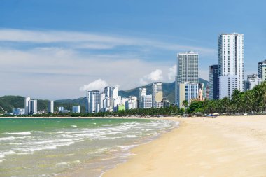 Nha Trang, Vietnam 'ın merkez plajının muhteşem manzarası. Kıyı şehrinde güzel, beyaz, tropikal bir sahil. Manzaralı sahil şeridi. İnanılmaz bir şehir manzarası. Nha Trang Asya 'nın popüler bir turizm beldesidir..