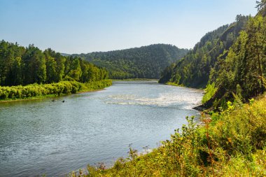 Ebedi yeşil ormanların arasındaki muhteşem nehir manzarası. Muhteşem manzara..