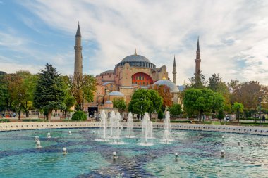 İstanbul 'daki Sultanahmet Meydanı ve Ayasofya Çeşmesi. Sultanahmet Meydanı İstanbul 'un popüler bir turizm merkezi..