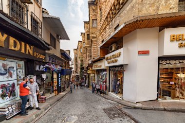 İstanbul, Türkiye - 15 Eylül 2021: Eski dar bir caddenin muhteşem manzarası ve sağ taraftaki Buyuk Yeni Han. Büyük tarihi kervan Türkiye 'de popüler bir turizm merkezi..