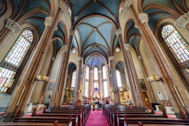 İstanbul, Türkiye - 17 Eylül 2021: Istiklal Caddesi 'ndeki Aziz Anthony Kilisesi' nin muhteşem iç mekanı. Bazilika, dünyadaki hacılar ve turistler arasında popüler bir yerdir..