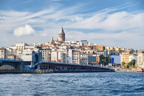 İstanbul silueti. Galata Kulesi ve Galata Köprüsü 'nün muhteşem manzarası. İstanbul popüler bir turizm beldesi.