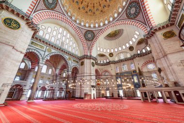 İstanbul, Türkiye - 16 Eylül 2021: Süleyman Camii, İstanbul, Türkiye 'deki ibadethane. Osmanlı İmparatorluk Camii turistler ve hacılar arasında popüler bir yerdir..