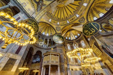 İstanbul, Türkiye - 19 Eylül 2021: Ayasofya 'nın İçi. Ulu Cami ve eski adıyla Kilise, İstanbul 'un hacılar ve turistleri arasında popüler bir yerdir..