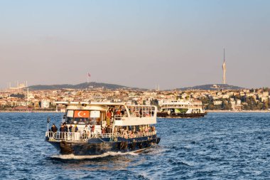 İstanbul, Türkiye - 31 Ekim 2021: Alışılmadık İstanbul silueti, Türkiye. Feribot Boğaz 'ı geçiyor. İstanbul 'un modern binalarının muhteşem manzarası.