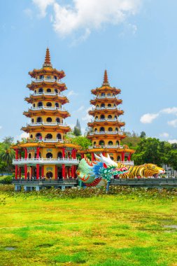 Kaohsiung, Tayvan - 30 Nisan 2019: Lotus Gölü 'ndeki Ejderha ve Kaplan Pagoda' nın güzel manzarası. Tapınak Asya 'nın popüler bir turistik merkezidir..