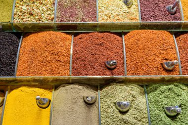 Türkiye 'nin İstanbul kentindeki Grand Bazaar' da çeşitli baharatlar var. Tarihsel pazar popüler bir turizm merkezidir ve dünyanın en büyük ve en eski pazarlarından biridir..