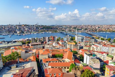 İstanbul, Türkiye 'deki Altın Boynuz' un havadan görünüşü. Galata Kulesi 'nden inanılmaz bir şehir manzarası. İstanbul dünyada popüler bir turizm beldesi.