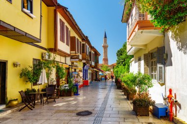 Kesik Minare 'nin muhteşem manzarası ve Antalya' nın Kaleici ilçesinde eski bir sokak. Kaleici bölgesi tarihi kent merkezi ve Türkiye 'de popüler bir turistik merkezdir..