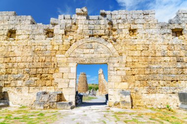 Antalya ilinin Perge (Perga) manzaralı kapısı. Antik Yunan şehrinin muhteşem manzarası. Perge Türkiye 'de popüler bir turizm beldesi.