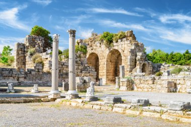 Antalya ilinin Perge (Perga) manzaralı harabeleri. Antik Yunan şehrinin muhteşem manzarası. Perge Türkiye 'de popüler bir turizm beldesi.