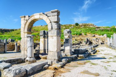 Antalya ilinin Perge (Perga) manzaralı harabeleri. Antik Yunan şehrinin muhteşem manzarası. Perge Türkiye 'de popüler bir turizm beldesi.