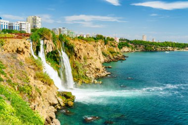 Türkiye 'nin Antalya kentindeki Duden Şelaleleri. Su, platformdan Akdeniz 'e 40 metre yükseliyor. Duden Şelaleleri Türkiye 'de popüler bir turizm merkezi..