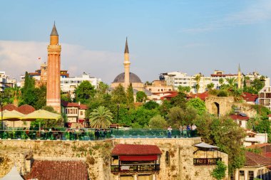 Kaleici 'nin Antalya' daki manzarası. Kaleici bölgesi tarihi kent merkezidir. Arka planda Yivli Minare Camii ve Tekeli Mehmet Paşa Camii görülüyor.
