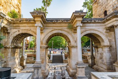Antalya 'nın Kaleici kentindeki Hadrian Kapısı' nın (Uckapilar) muhteşem manzarası. Kaleici bölgesi tarihi kent merkezi ve Türkiye 'de popüler bir turistik merkezdir..