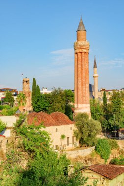 Antalya 'nın Kaleici kentindeki Yivli Minare Camii' nin (Alaaddin Camii) muhteşem manzarası. Kaleici bölgesi tarihi kent merkezidir. Flütlü minare Türkiye 'de popüler bir turizm merkezi..