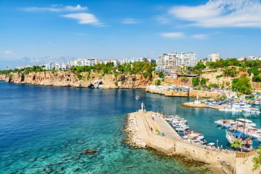 Kaleici 'deki Antalya Marina manzarası. Kaleici bölgesi tarihi kent merkezi ve Türkiye 'de popüler bir turistik merkezdir..