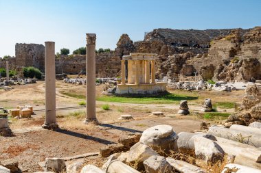 Side, Türkiye 'deki ticari agora harabeleri. Antik şehrin inanılmaz manzarası. Tarafı Türkiye 'de popüler bir turizm beldesi.