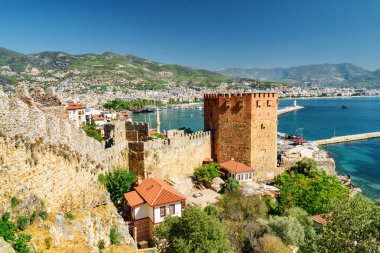 Türkiye 'nin Alanya kentindeki Akdeniz kıyısındaki Kizil Kule' nin muhteşem manzarası. Kızıl Kule Türkiye 'de popüler bir turizm merkezi..