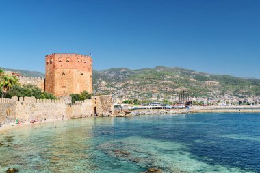 Türkiye 'nin Alanya kentindeki Akdeniz kıyısındaki Kizil Kule' nin muhteşem manzarası. Kızıl Kule Türkiye 'de popüler bir turizm merkezi..