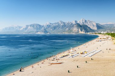 Antalya 'daki Konyaalti Sahili ve Park' ın muhteşem manzarası. İHA sahilde uçuyor. Konyaalti Plajı Türkiye 'de popüler bir turizm merkezi.