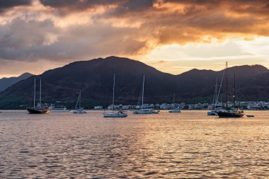 Türkiye 'nin Marmaris Limanı' ndan geçen yatların günbatımı manzarası. Liman kenti, Türk Rivierası 'nda popüler bir turizm beldesi..