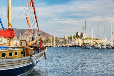 Milta Bodrum Marina 'da demirlemiş yatların manzarası. Liman kenti, Türk Rivierası 'nda popüler bir turizm beldesi..