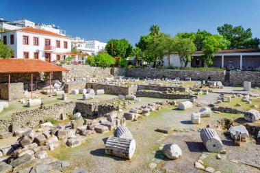 Türkiye 'nin Bodrum kentindeki Halicarnassus' taki (Mausolus 'un Mezarı) mozolenin kalıntıları. Anıt mezar, Antik Dünya 'nın Yedi Harikası' ndan biri ve Türkiye 'de popüler bir turizm merkezi..