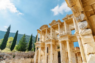 Efes 'teki Celsus Kütüphanesi' nin muhteşem manzarası. İzmir 'in Selcuk ilçesindeki antik Yunan kentinin kalıntıları. Efes, Türkiye 'de popüler bir turizm merkezi..