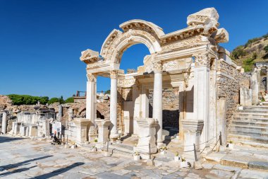 Efes 'teki harabelerin manzarası. Türkiye 'nin İzmir ilinin Selcuk ilçesindeki antik Yunan kentinin kalıntıları. Efes, Türkiye 'de popüler bir turizm merkezi..