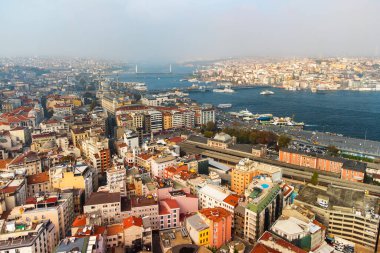 İstanbul, Türkiye 'deki Haliç' in muhteşem hava manzarası. İnsansız hava aracı şehrin üzerinde uçuyor. İnanılmaz bir şehir manzarası. İstanbul dünyada popüler bir turizm beldesi.