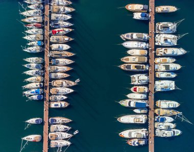 Türkiye 'nin Fethiye Marina kentindeki yatların hava manzarası. İHA marinanın üzerinde uçuyor. Fethiye, Türk Rivierası 'nda popüler bir turizm beldesi..