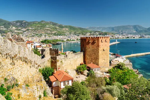 Türkiye 'nin Alanya kentindeki Akdeniz kıyısındaki Kizil Kule' nin muhteşem manzarası. Kızıl Kule Türkiye 'de popüler bir turizm merkezi..